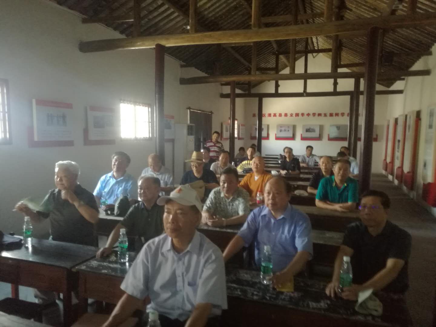市“三会”张宁生会长、 “三会”老领导、特邀副会长及驻会人员，参观西舍革命遗址_南京扶贫之窗