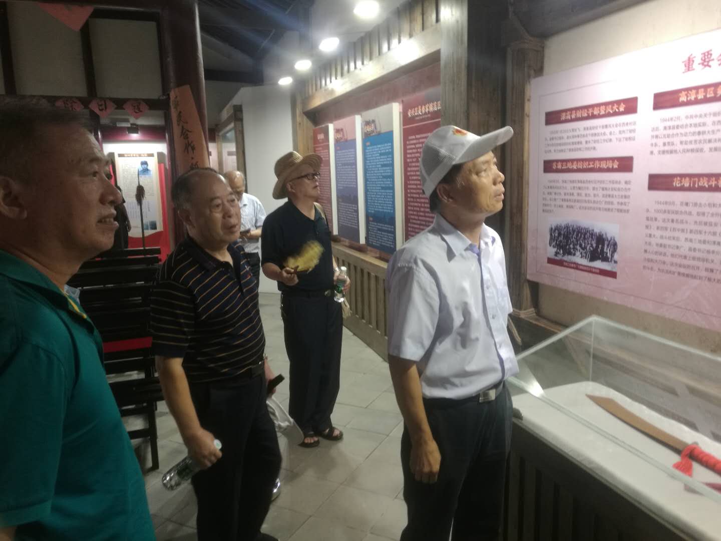 市“三会”张宁生会长、 “三会”老领导、特邀副会长及驻会人员，参观西舍革命遗址_南京扶贫之窗