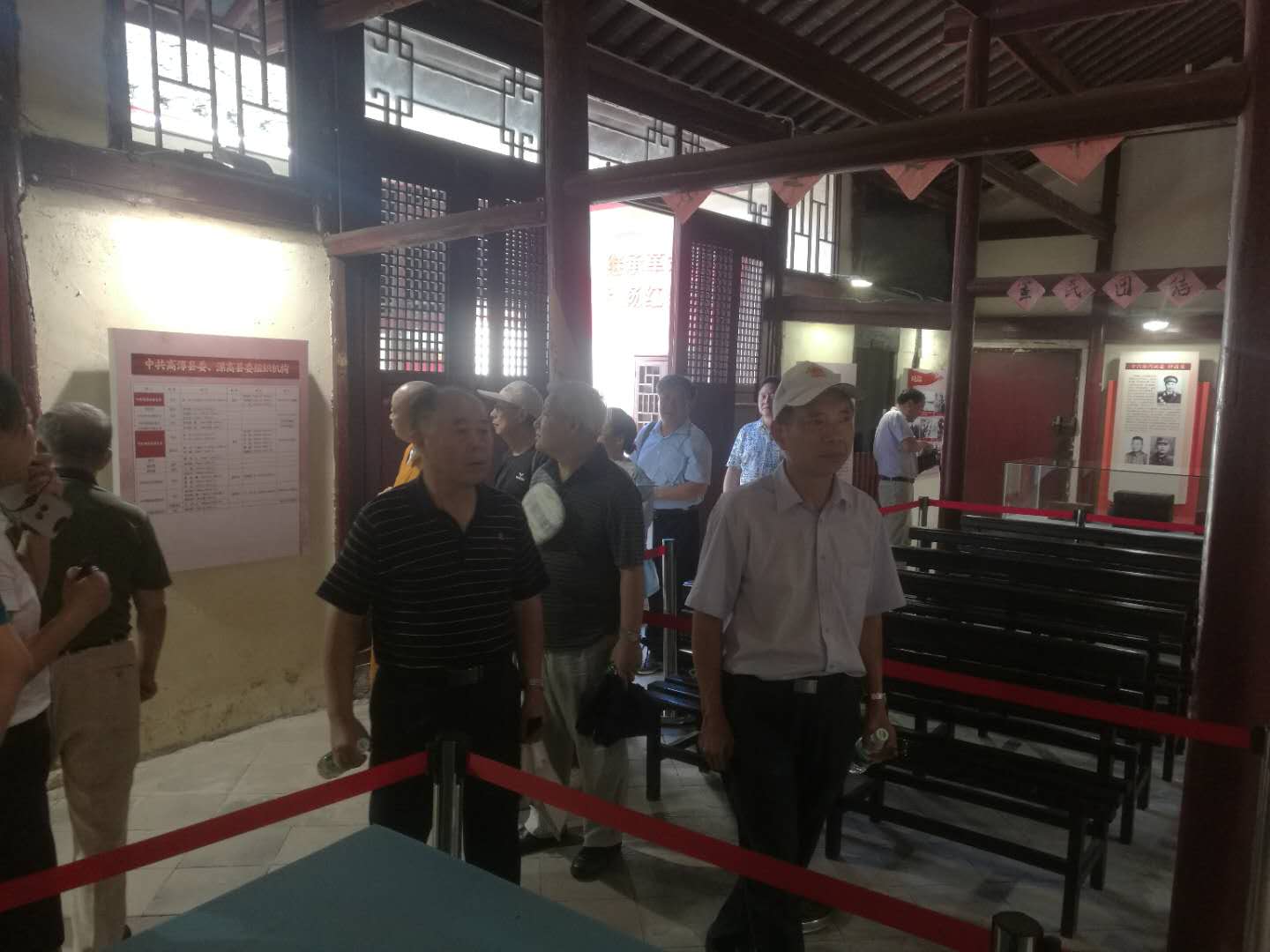 市“三会”张宁生会长、 “三会”老领导、特邀副会长及驻会人员，参观西舍革命遗址_南京扶贫之窗