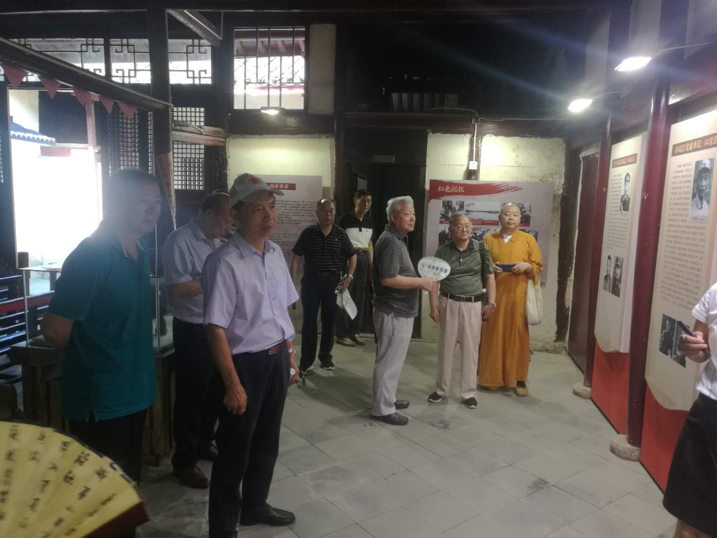 市“三会”张宁生会长、 “三会”老领导、特邀副会长及驻会人员，参观西舍革命遗址_南京扶贫之窗
