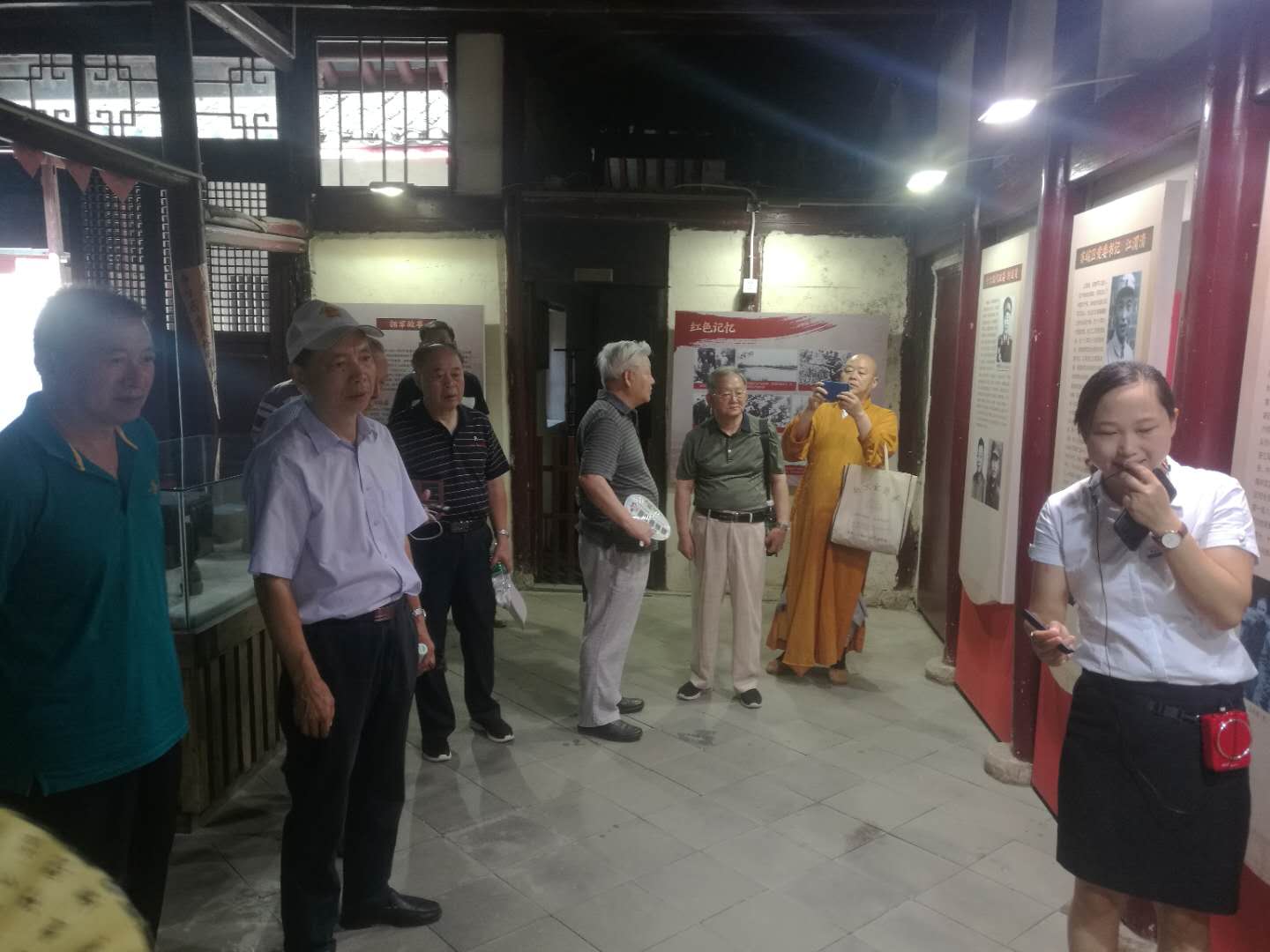 市“三会”张宁生会长、 “三会”老领导、特邀副会长及驻会人员，参观西舍革命遗址_南京扶贫之窗