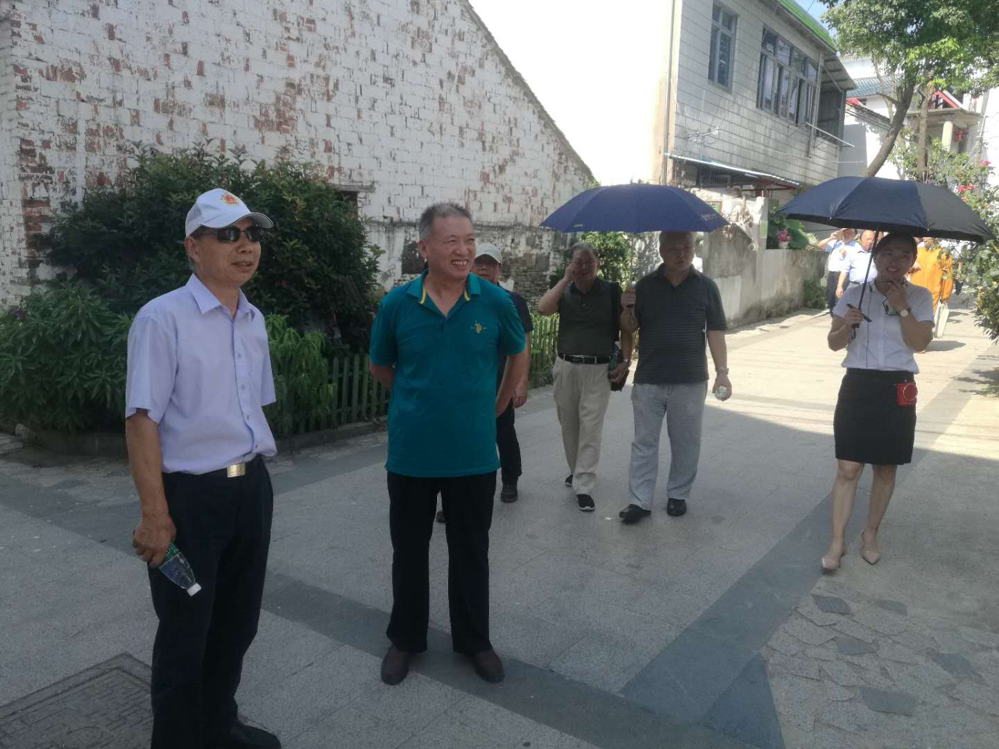 市“三会”张宁生会长、 “三会”老领导、特邀副会长及驻会人员，参观西舍革命遗址_南京扶贫之窗