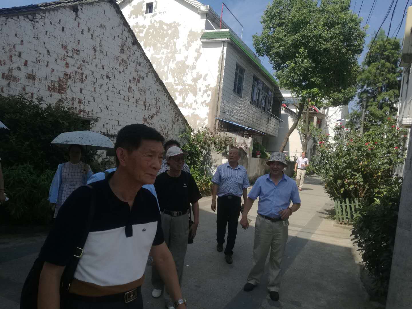 市“三会”张宁生会长、 “三会”老领导、特邀副会长及驻会人员，参观西舍革命遗址_南京扶贫之窗