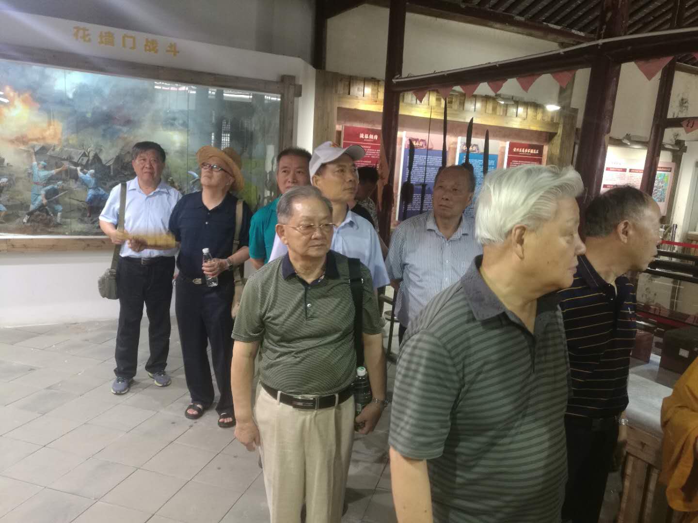 市“三会”张宁生会长、 “三会”老领导、特邀副会长及驻会人员，参观西舍革命遗址_南京扶贫之窗
