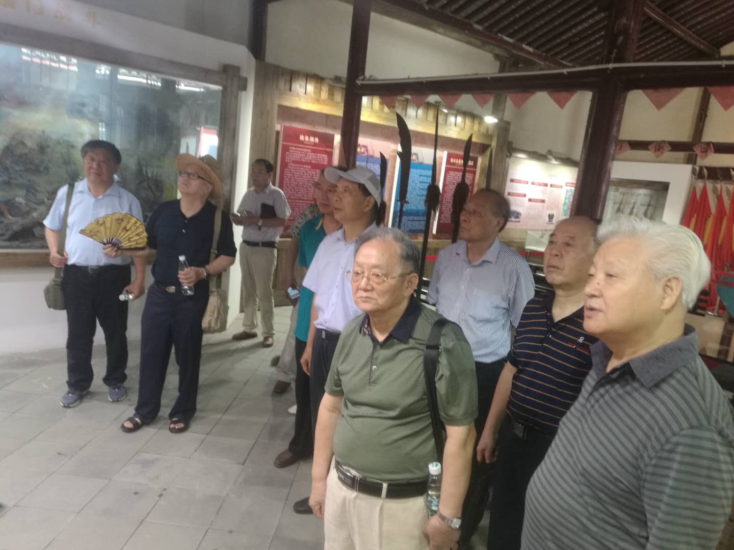 市“三会”张宁生会长、 “三会”老领导、特邀副会长及驻会人员，参观西舍革命遗址_南京扶贫之窗