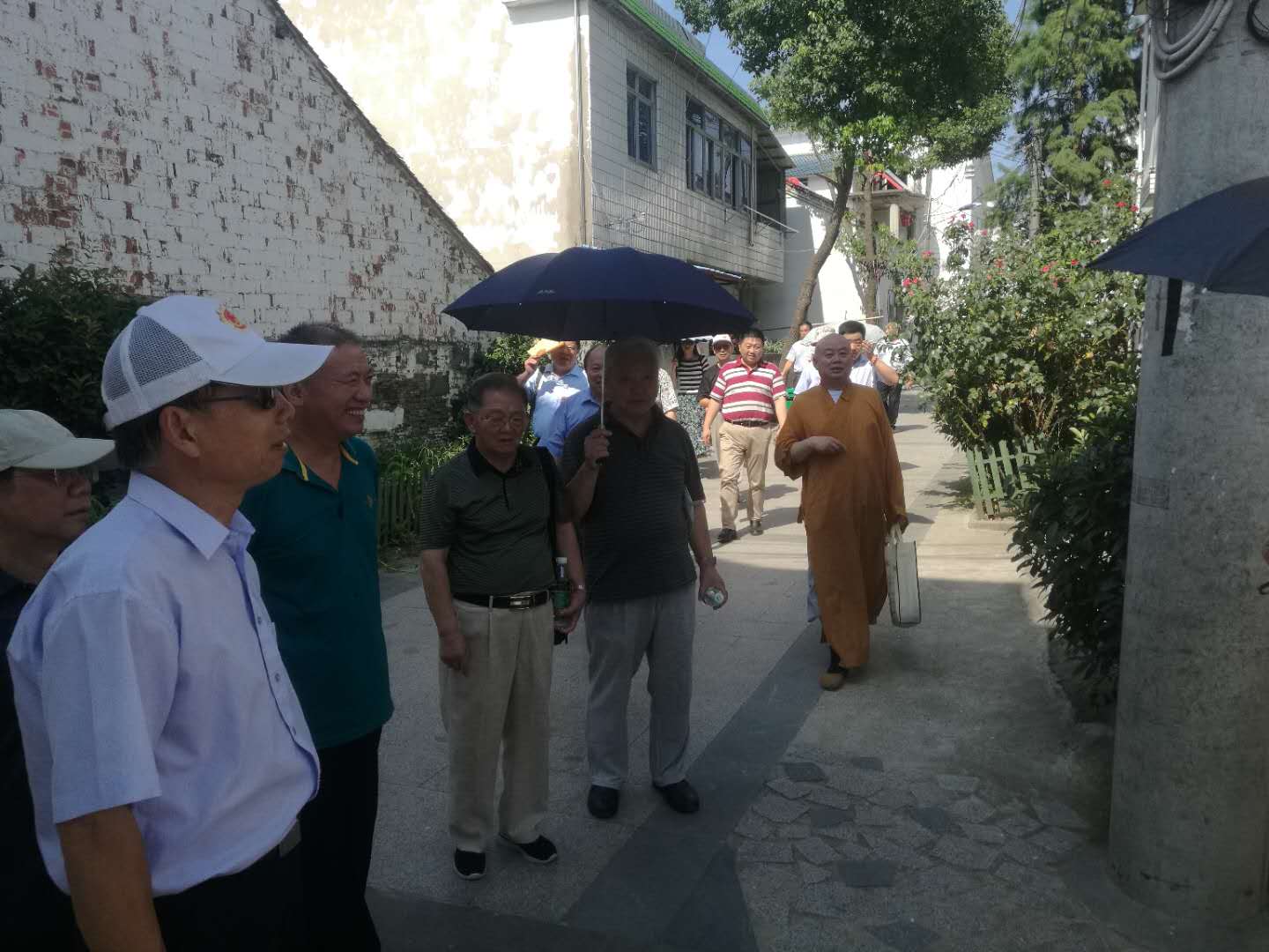 市“三会”张宁生会长、 “三会”老领导、特邀副会长及驻会人员，参观西舍革命遗址_南京扶贫之窗