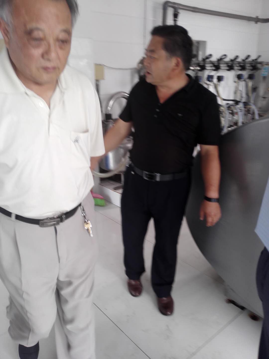 六合区三会在竹镇卫竹奶牛场调研市区支持竹镇乌石村增收基金使用落实情况