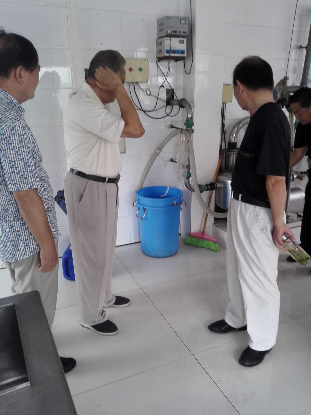六合区三会在竹镇卫竹奶牛场调研市区支持竹镇乌石村增收基金使用落实情况