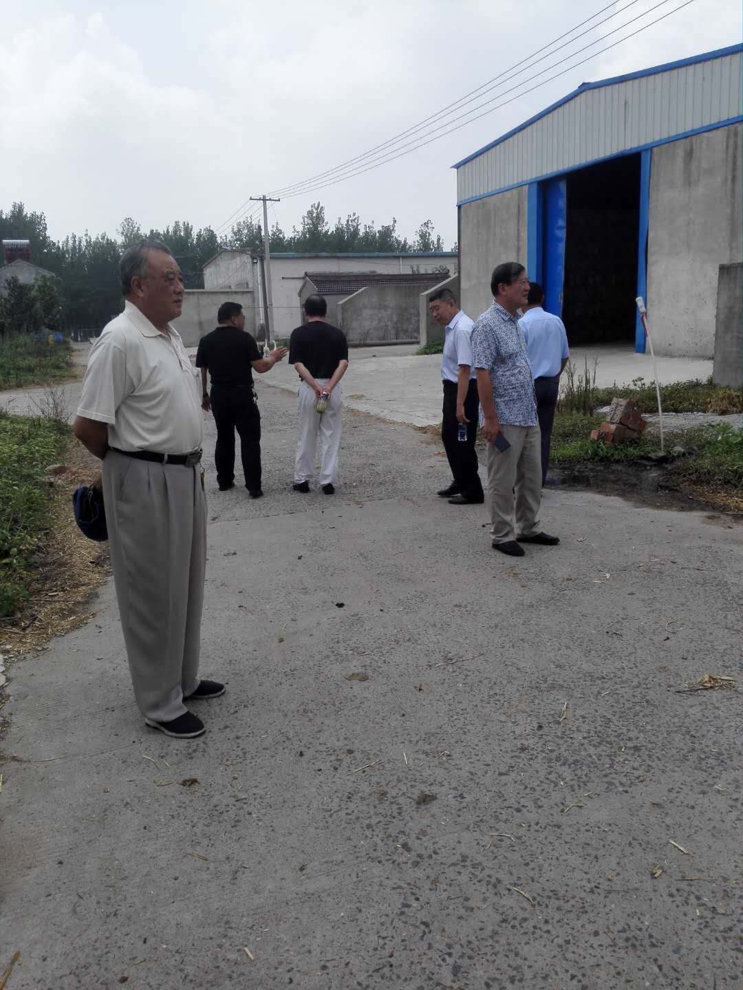 六合区三会在竹镇卫竹奶牛场调研市区支持竹镇乌石村增收基金使用落实情况