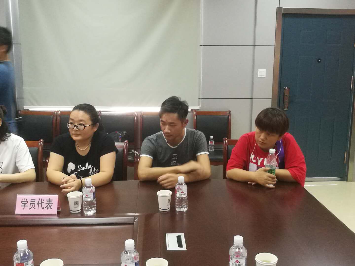 市驾培处在南京谷峰驾校会议室，召开年底扶贫驾培开班仪式并组织座谈