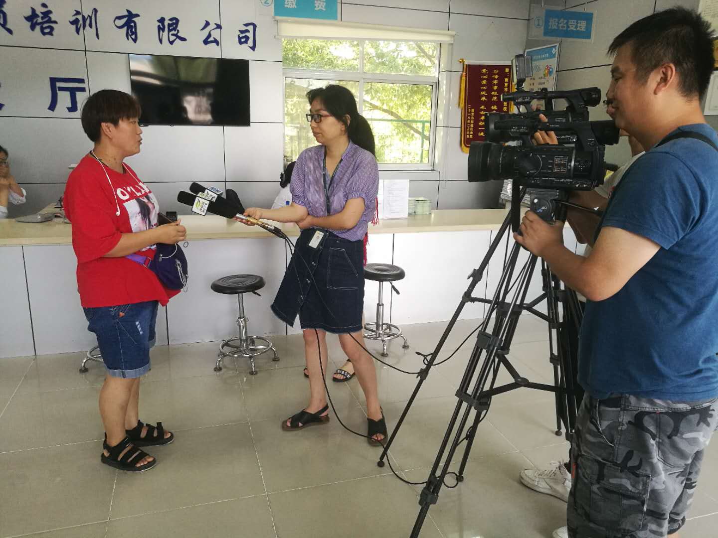 市驾培处在南京谷峰驾校会议室，召开年底扶贫驾培开班仪式并组织座谈