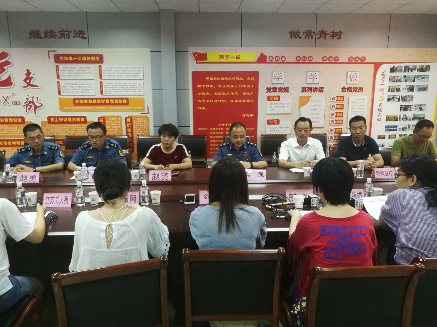 市驾培处在南京谷峰驾校会议室，召开年底扶贫驾培开班仪式并组织座谈