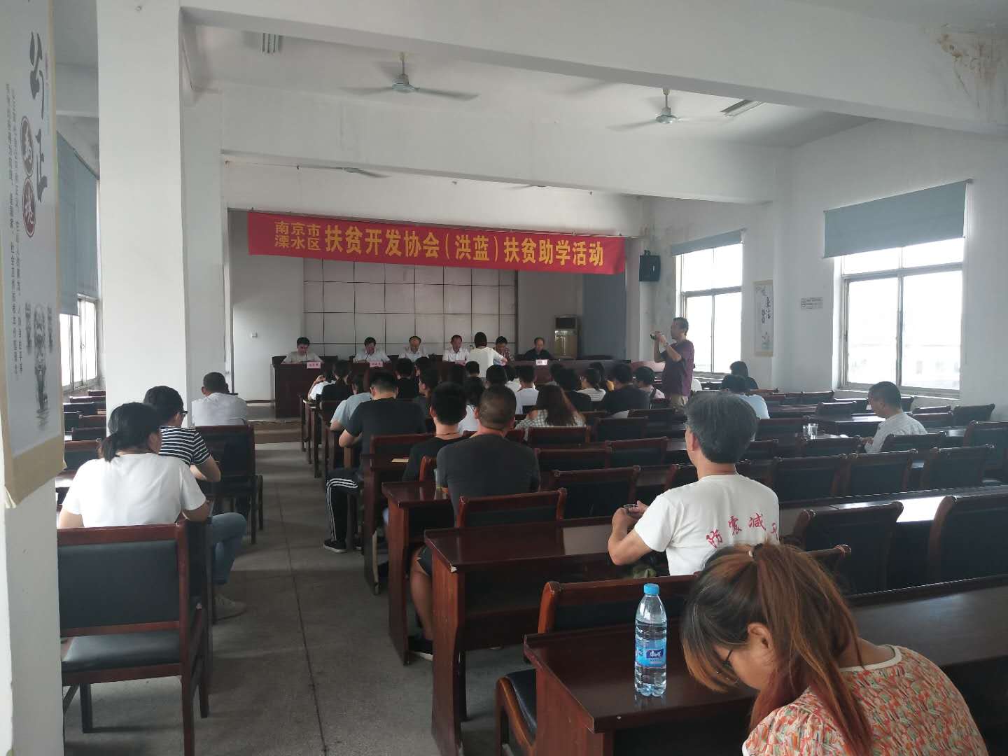 市、区老区扶贫“三会"陪同市驾培协会到洪蓝街道开展扶贫助学活动