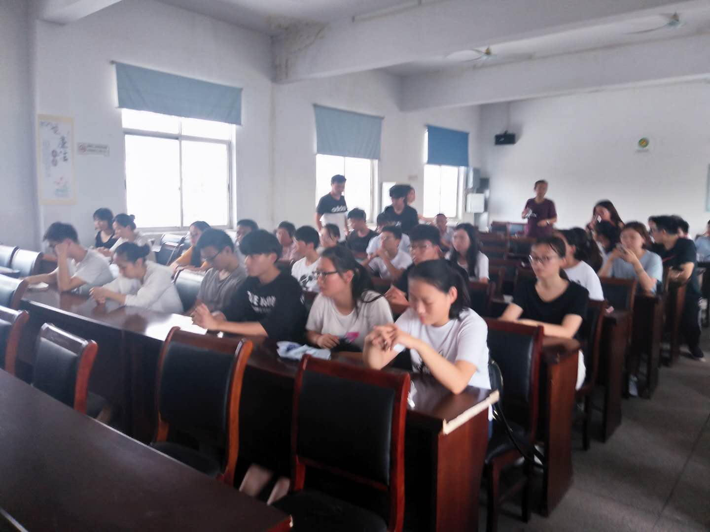 市、区老区扶贫“三会"陪同市驾培协会到洪蓝街道开展扶贫助学活动