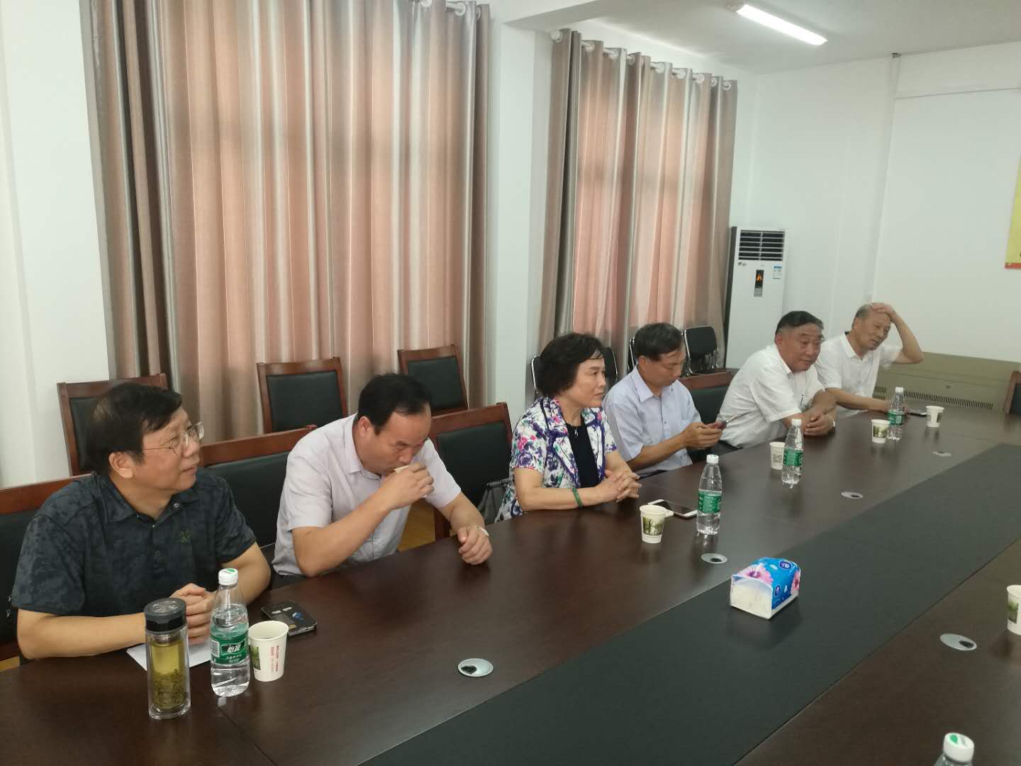 市扶贫"三会"到八卦洲街道开展助学扶贫现场捐资发放活动