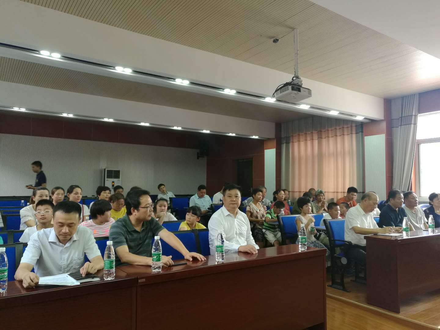 市扶贫"三会"到八卦洲街道开展助学扶贫现场捐资发放活动