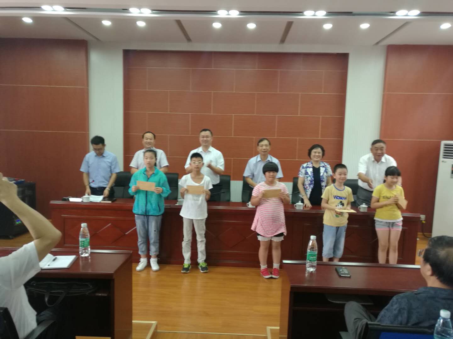 市扶贫"三会"到八卦洲街道开展助学扶贫现场捐资发放活动