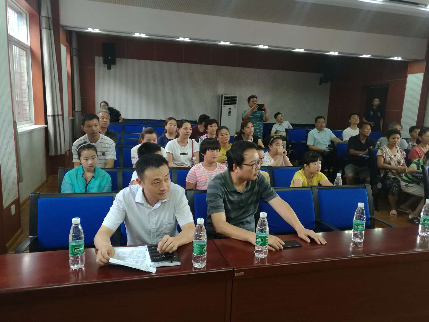 市扶贫"三会"到八卦洲街道开展助学扶贫现场捐资发放活动