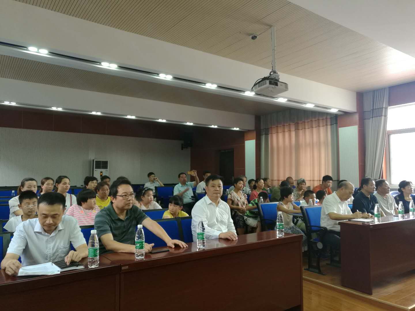 市扶贫"三会"到八卦洲街道开展助学扶贫现场捐资发放活动