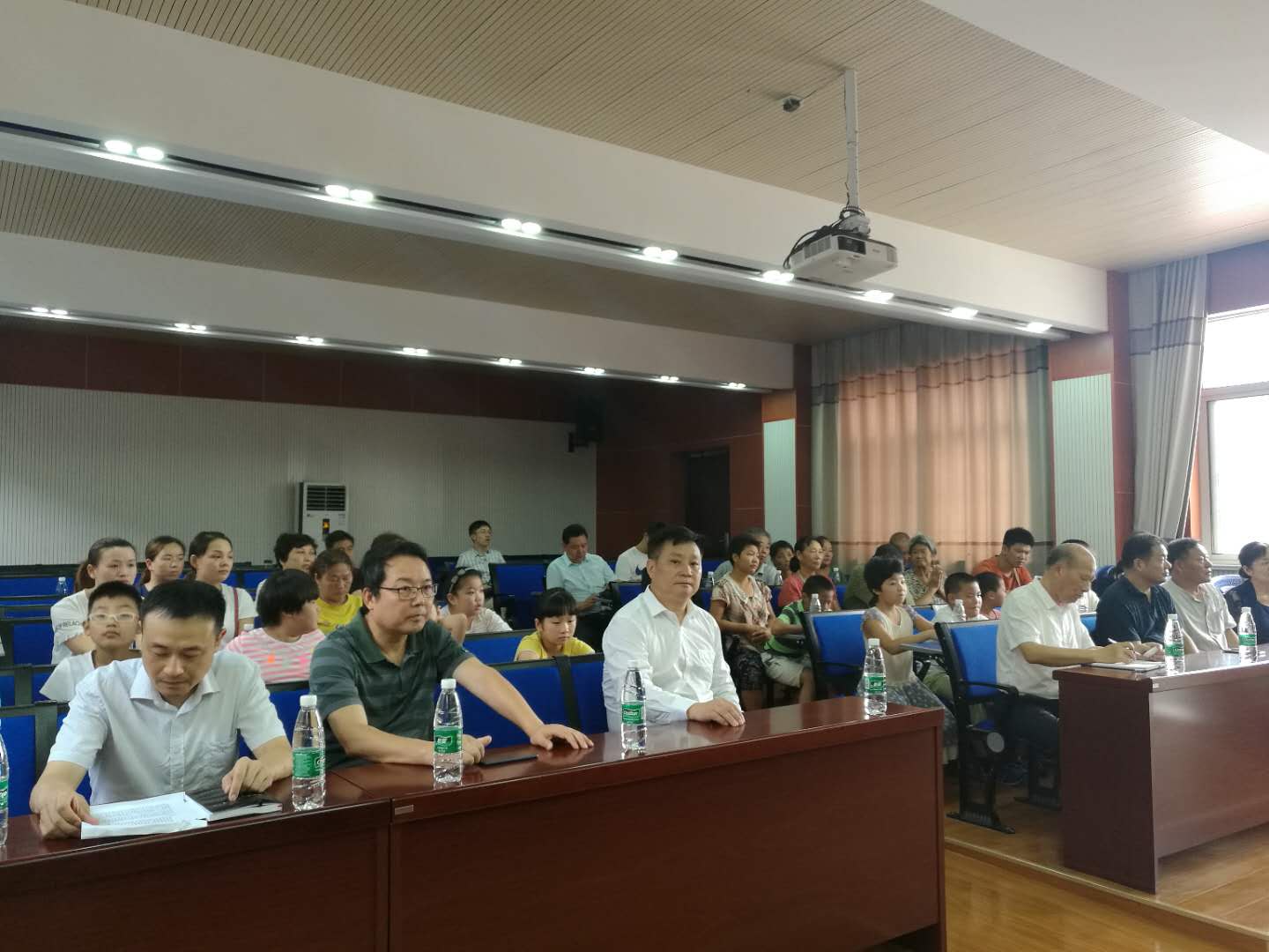 市扶贫"三会"到八卦洲街道开展助学扶贫现场捐资发放活动