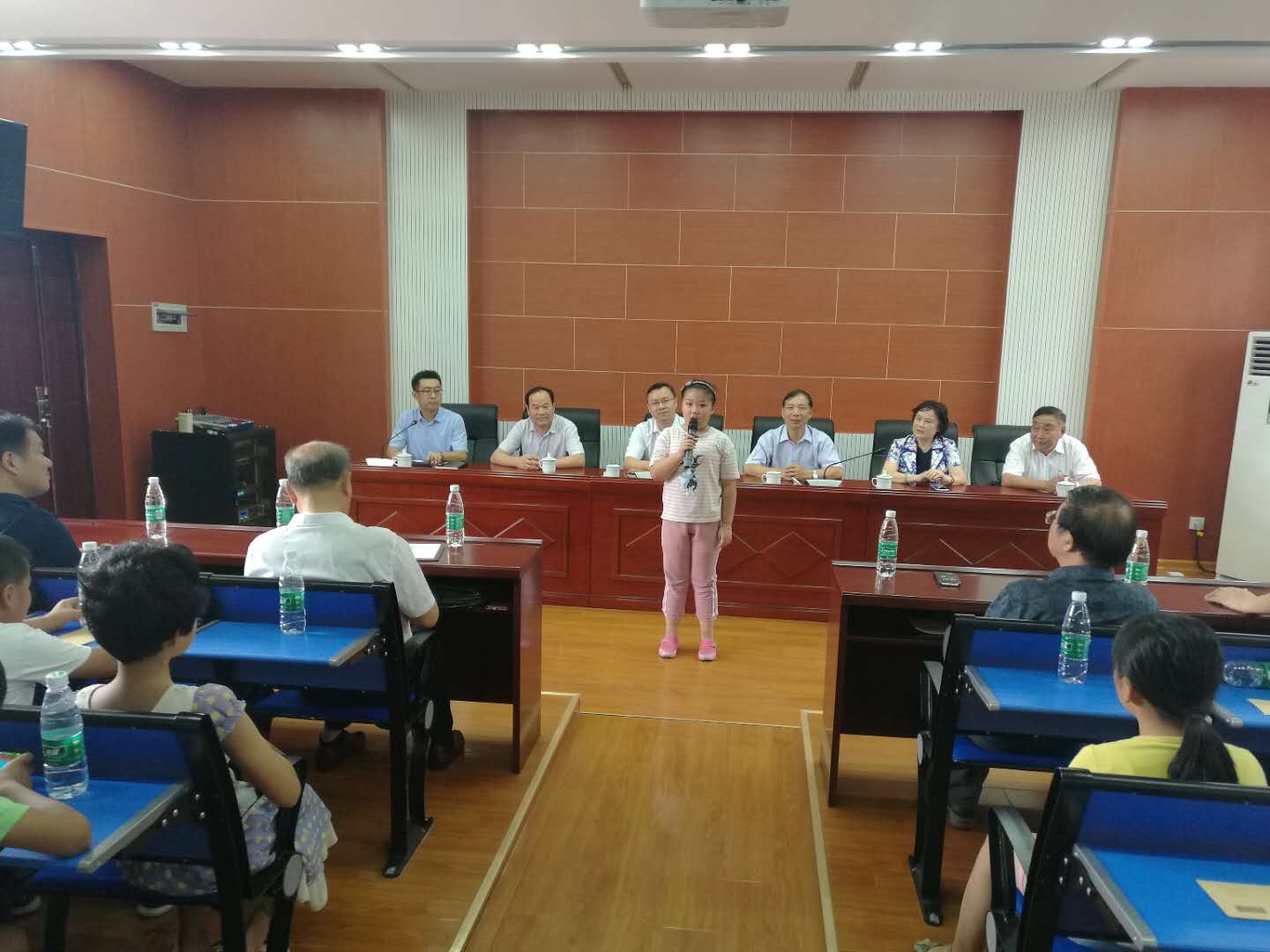 市扶贫"三会"到八卦洲街道开展助学扶贫现场捐资发放活动