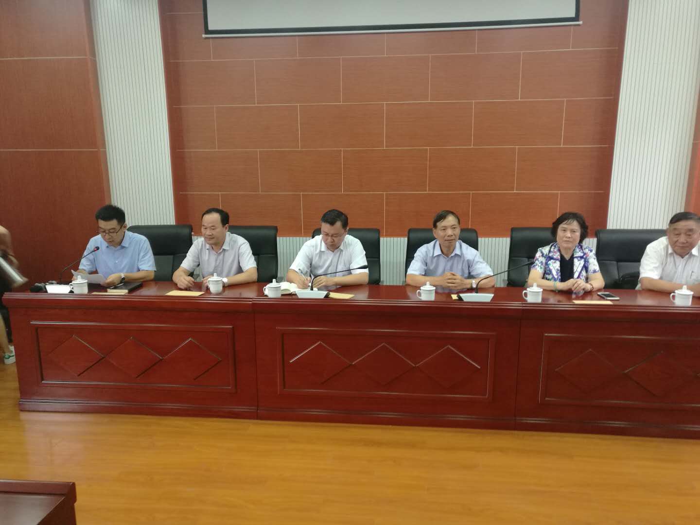 市扶贫"三会"到八卦洲街道开展助学扶贫现场捐资发放活动