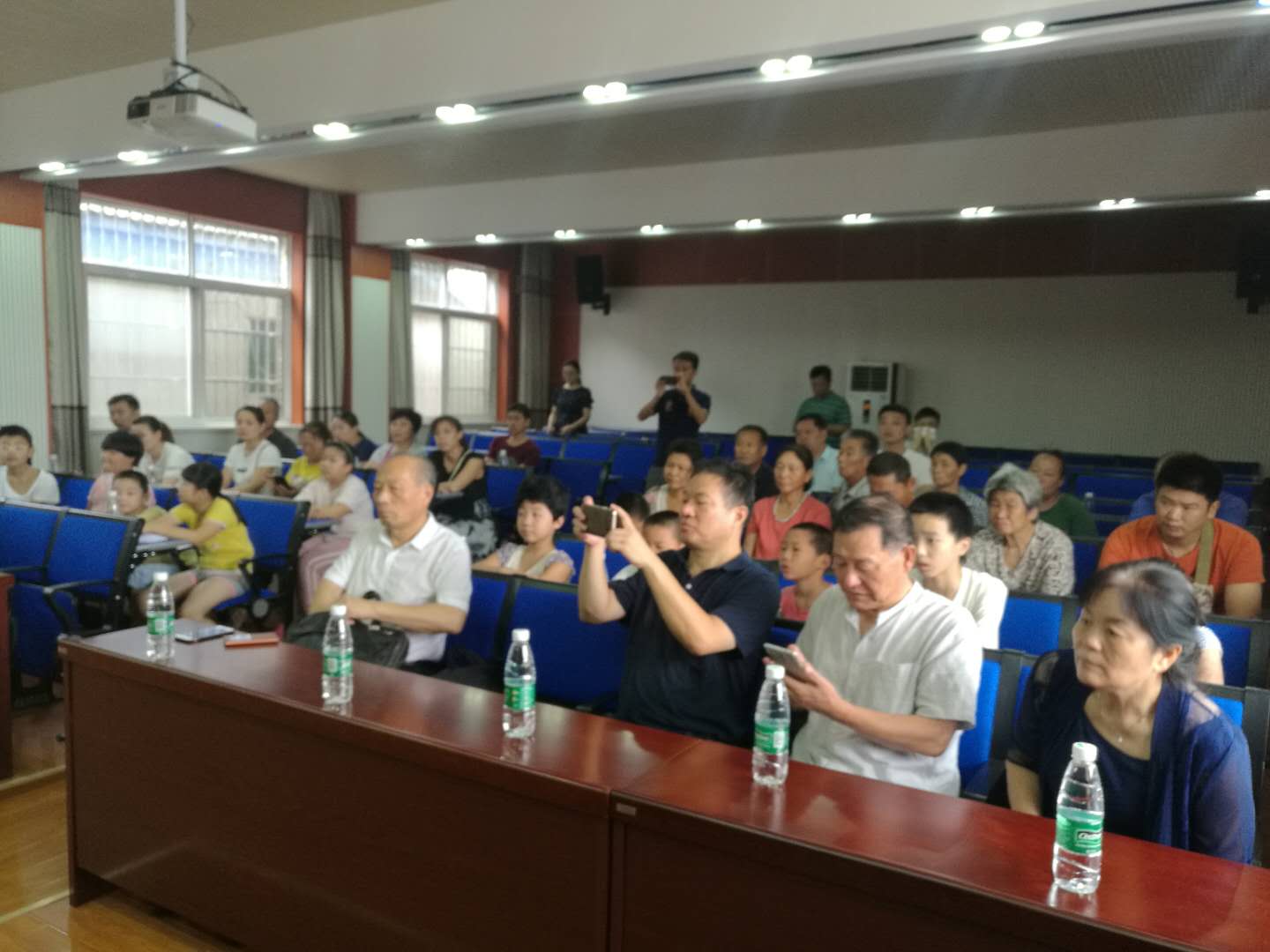 市扶贫"三会"到八卦洲街道开展助学扶贫现场捐资发放活动