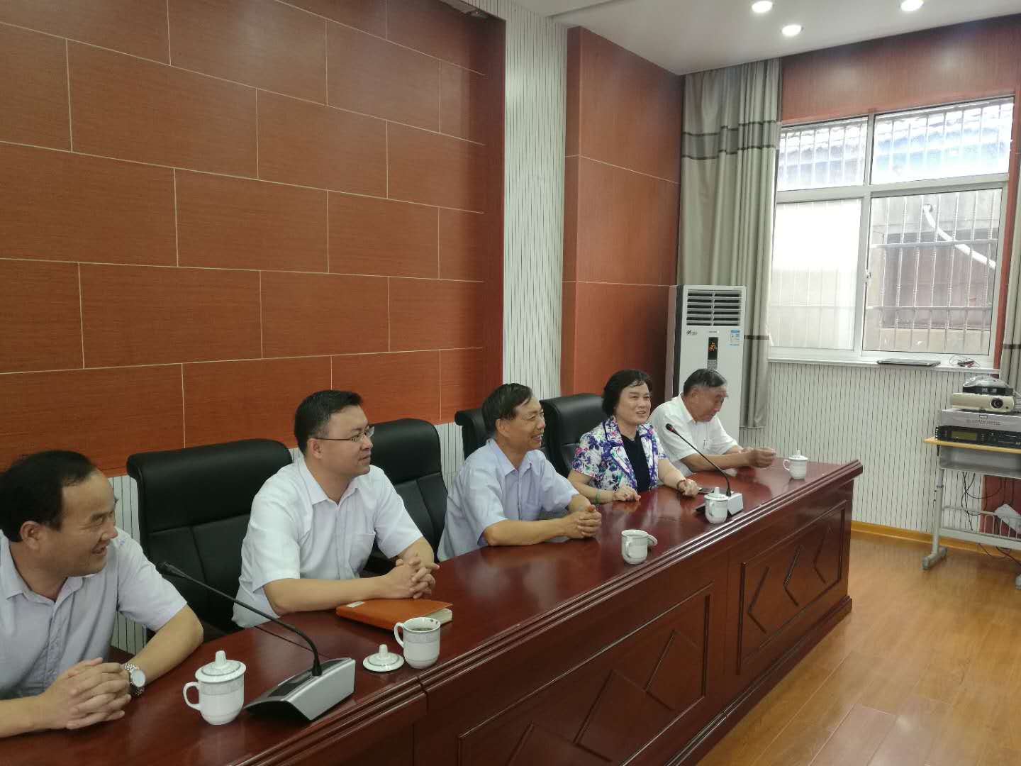 市扶贫"三会"到八卦洲街道开展助学扶贫现场捐资发放活动