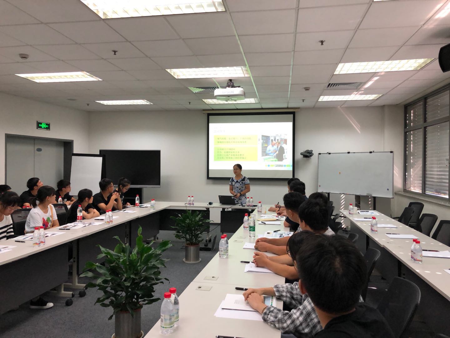 江宁区“三会”与菲尼克斯续办大学生助学圆梦活动