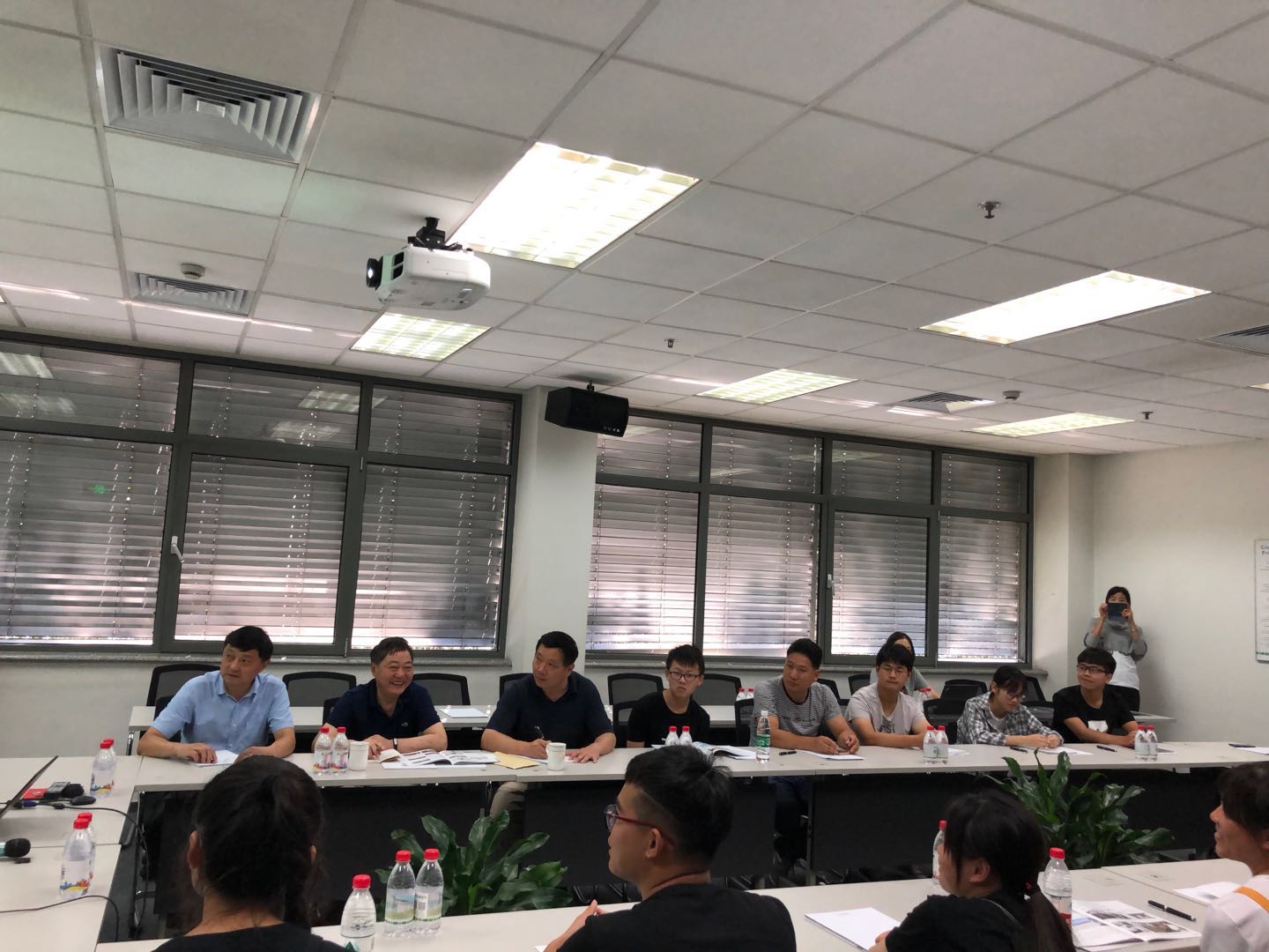 江宁区“三会”与菲尼克斯续办大学生助学圆梦活动