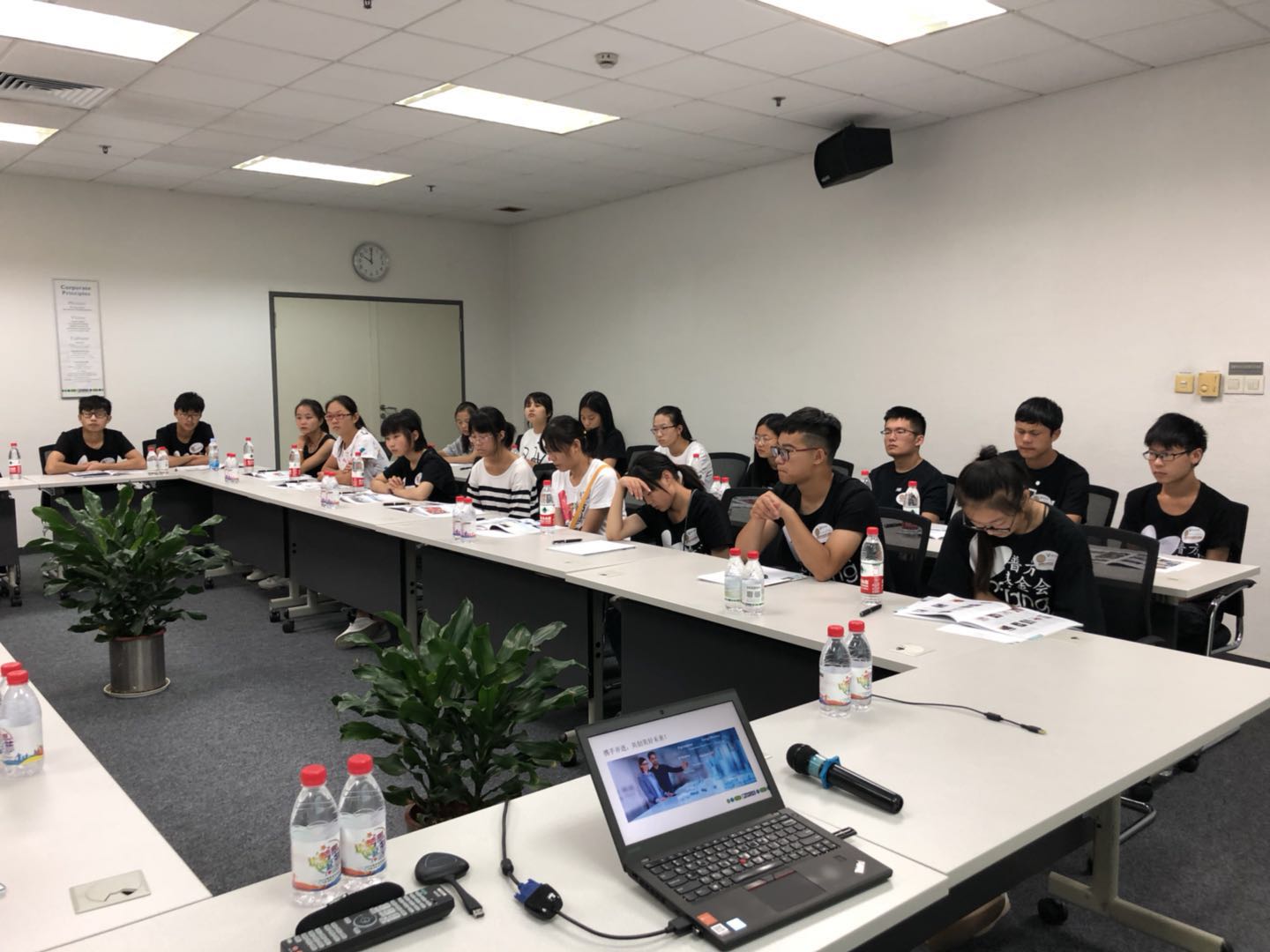 江宁区“三会”与菲尼克斯续办大学生助学圆梦活动