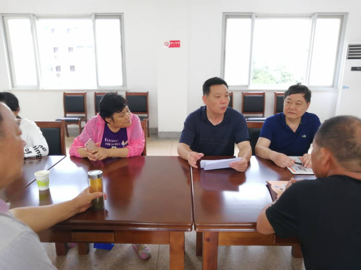 江宁区三会和有关街道相关领导送贫困学子上学并发放助学金