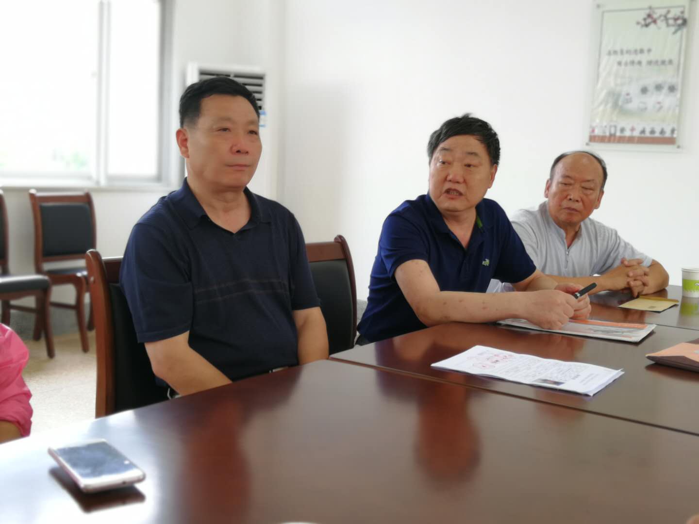江宁区三会和有关街道相关领导送贫困学子上学并发放助学金