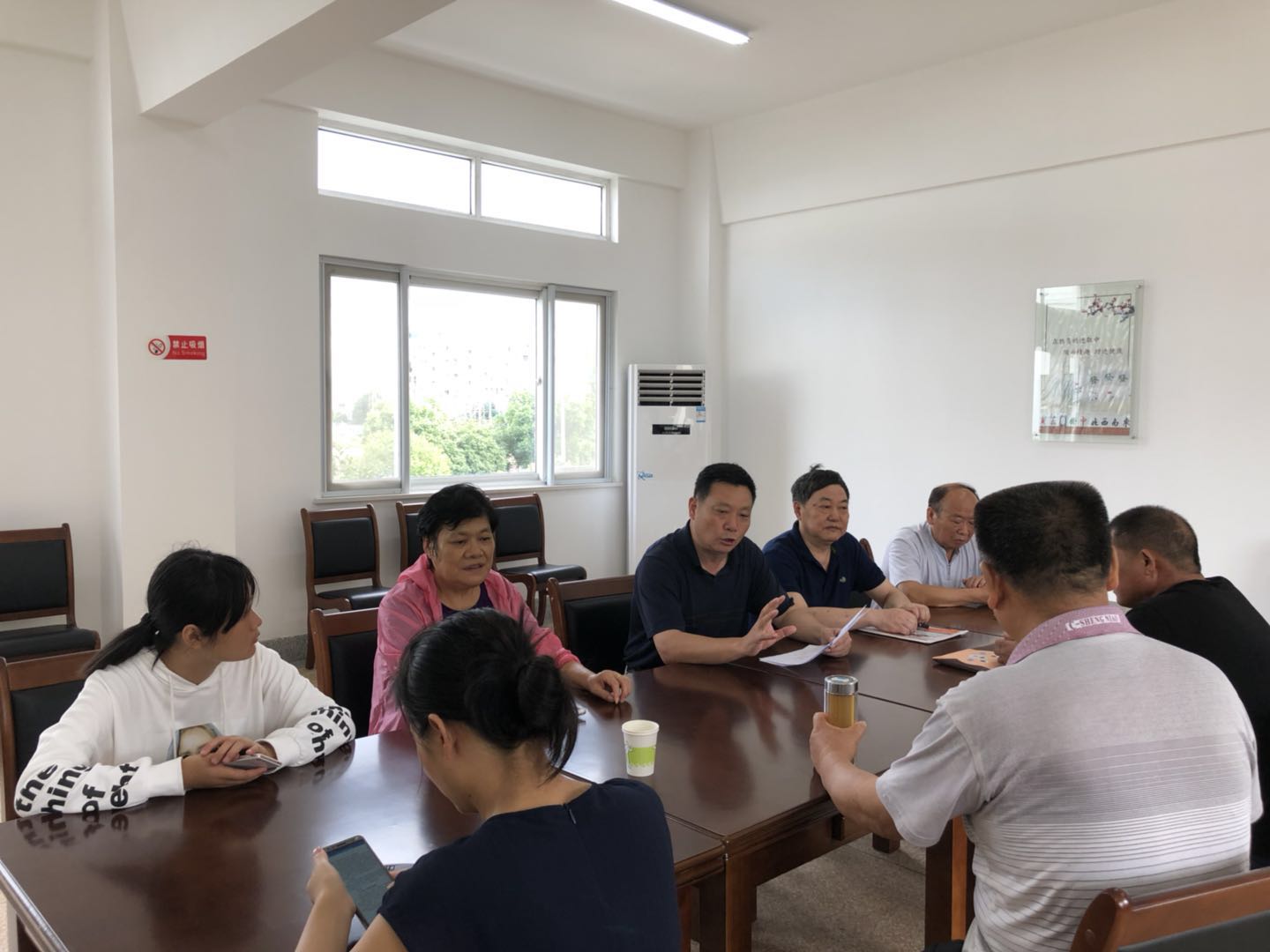 江宁区三会和有关街道相关领导送贫困学子上学并发放助学金