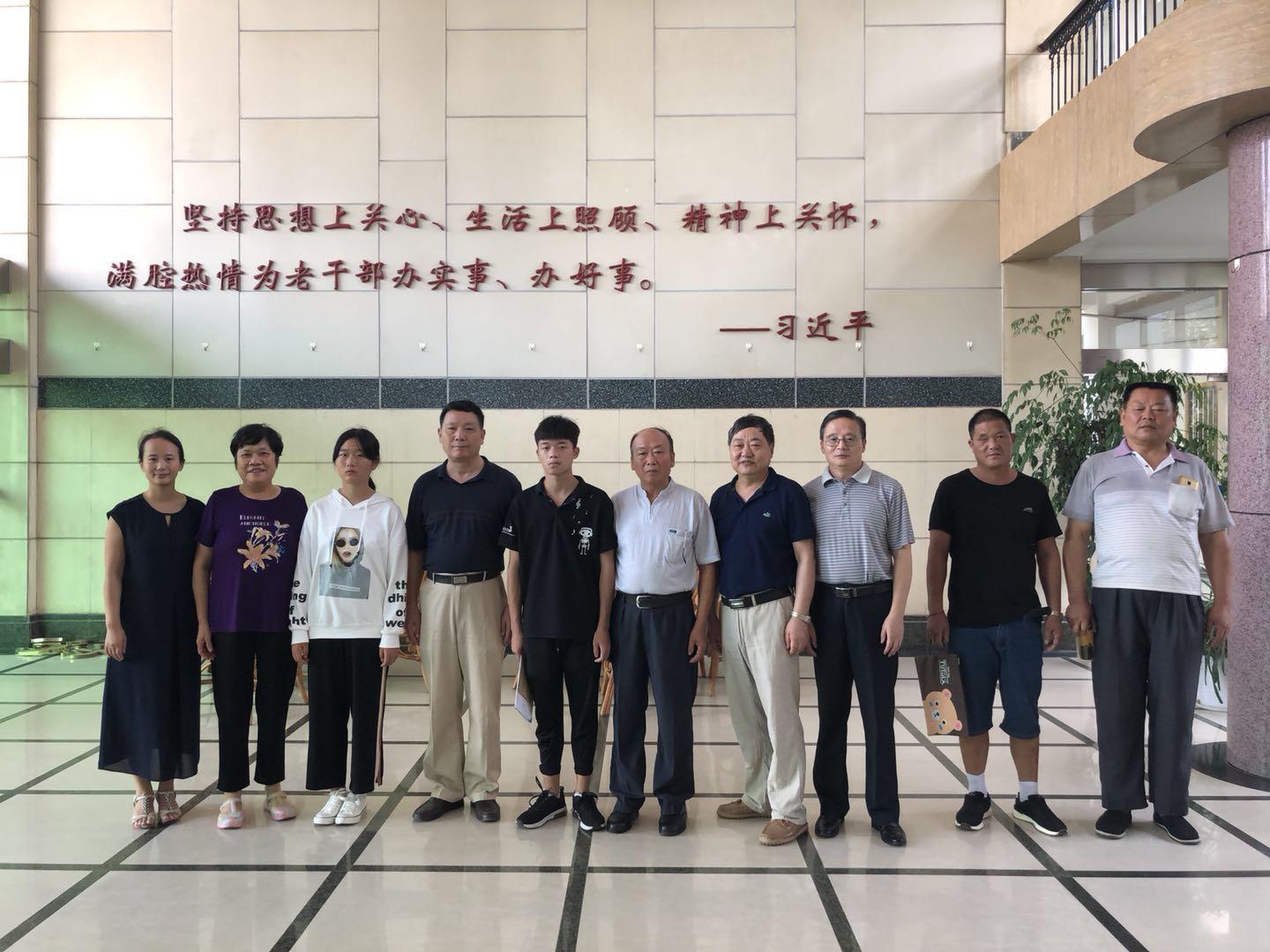 江宁区三会和有关街道相关领导送贫困学子上学并发放助学金