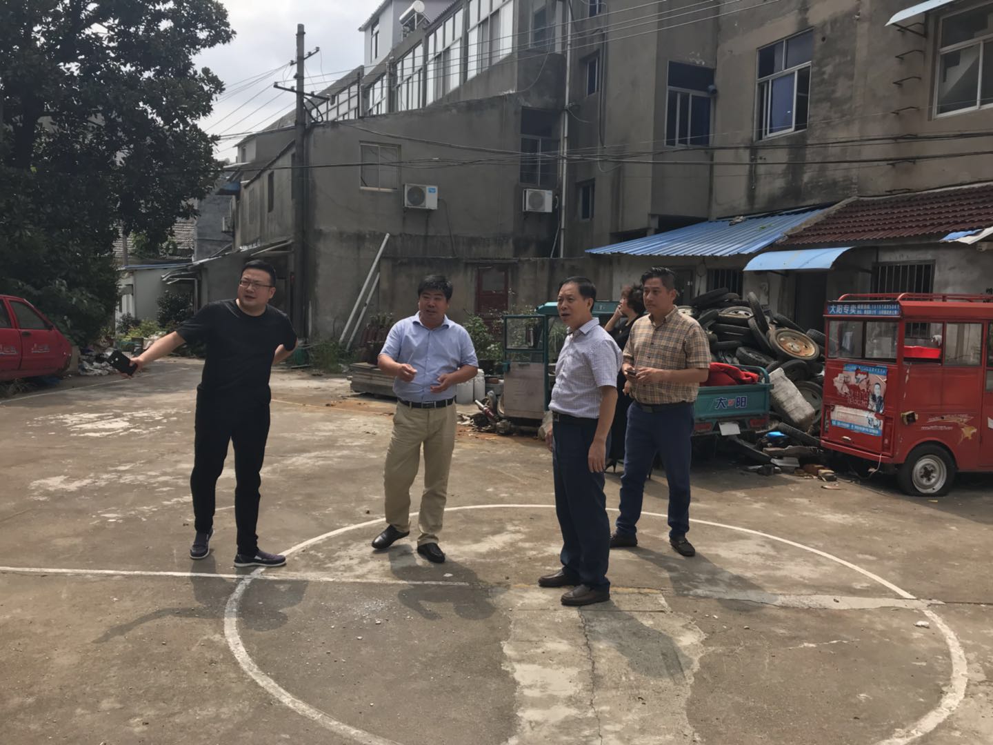 区三会为争取企业与社区长期共同发展的理念、到禄口街道谢村社区实地考察了解情况