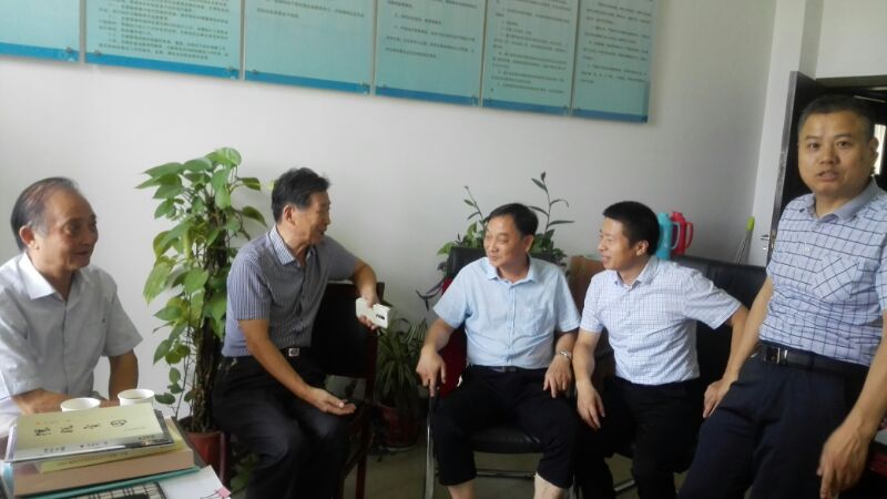 六合区三会会长到橫良，龙袍街道财政所调研扶贫助学资金由财政所无现金化打卡发放到人情况