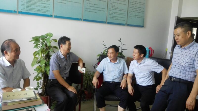 六合区三会会长到橫良，龙袍街道财政所调研扶贫助学资金由财政所无现金化打卡发放到人情况
