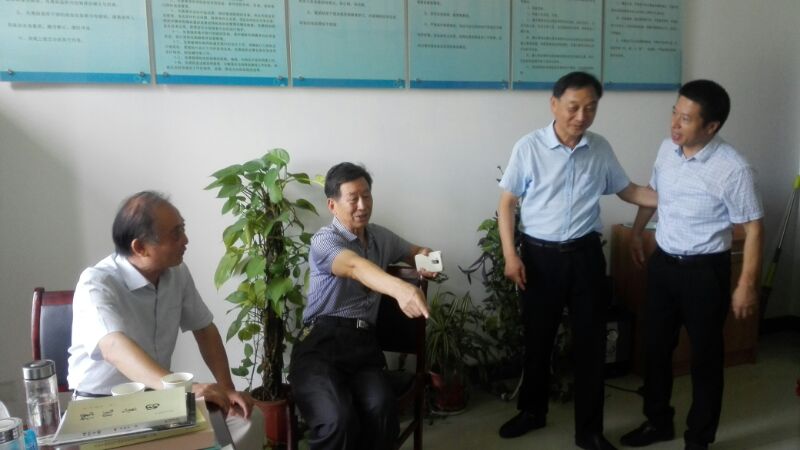 六合区三会会长到橫良，龙袍街道财政所调研扶贫助学资金由财政所无现金化打卡发放到人情况