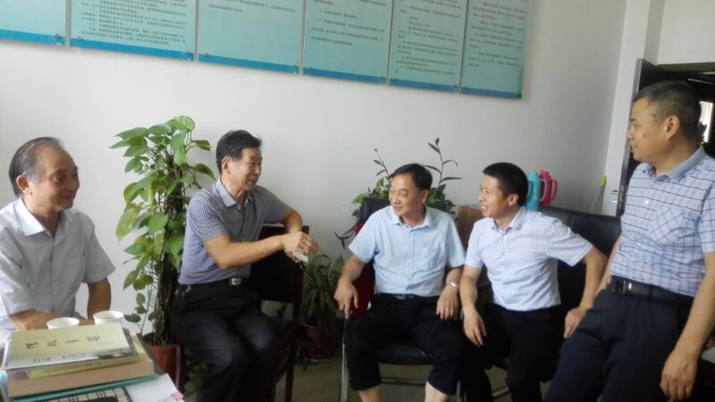 六合区三会会长到橫良，龙袍街道财政所调研扶贫助学资金由财政所无现金化打卡发放到人情况