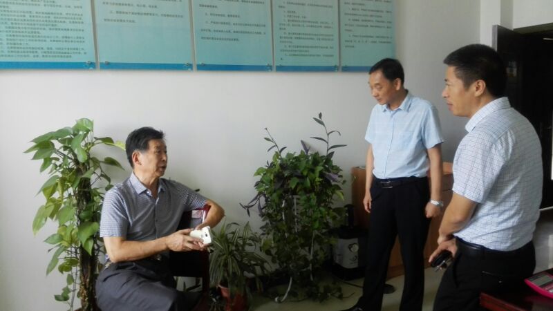 六合区三会会长到橫良，龙袍街道财政所调研扶贫助学资金由财政所无现金化打卡发放到人情况
